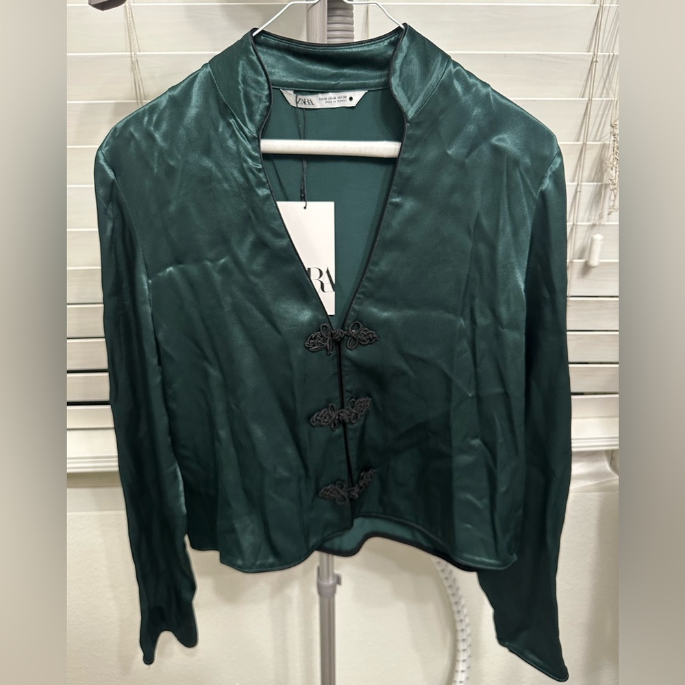 Green cropped blouse from Zara with black details